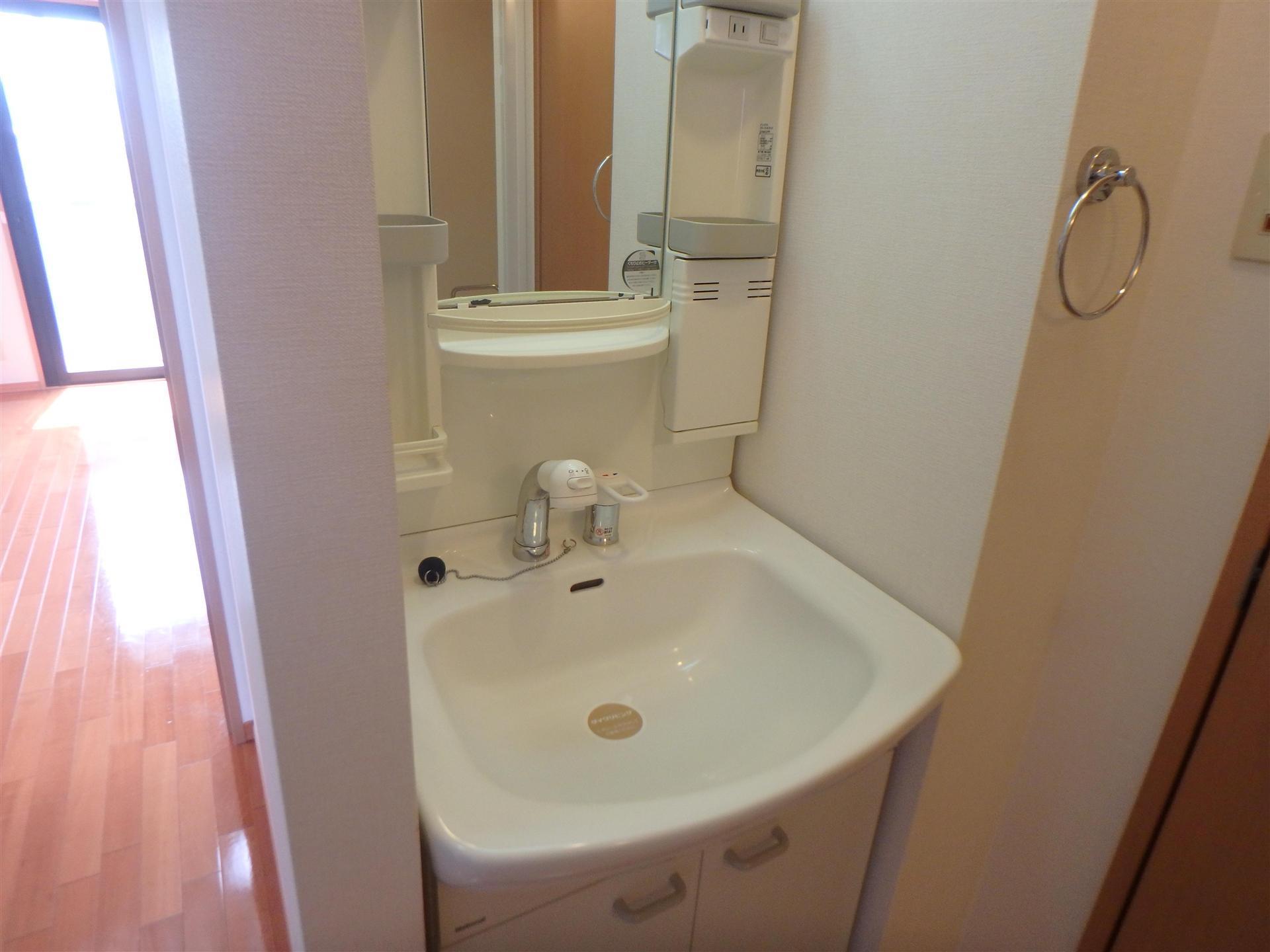 洗面設備　シャワー付きの洗面台で忙しい朝も大活躍です☆