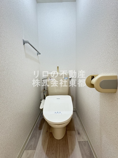 トイレ　白基調で清潔感のあるトイレです♪