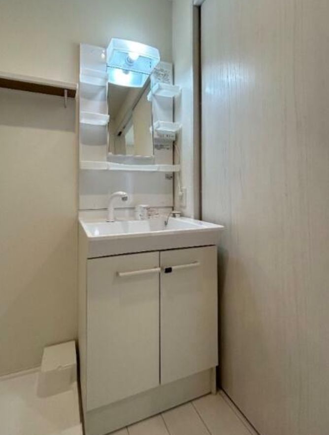 洗面設備　(同一仕様写真)