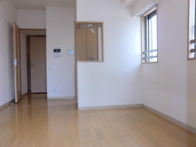 居室・リビング　広々２面採光の洋室