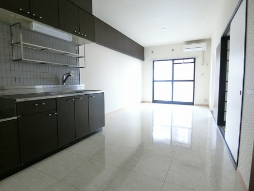 居室・リビング　白を基調とした明るいリビング