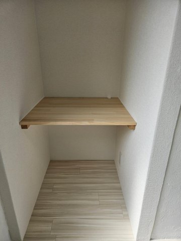 その他設備　2階 3.5帖洋室に備え付けのデスク