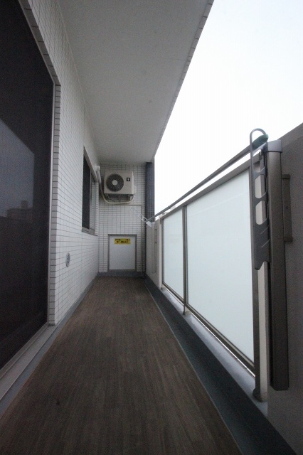 バルコニー　同物件、別号室のものです。