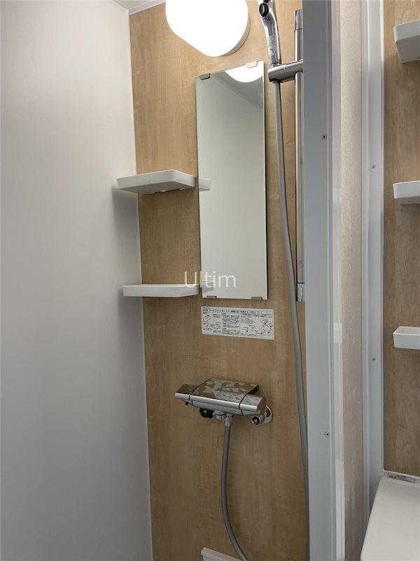 バス・シャワールーム　※同タイプの他のお部屋です