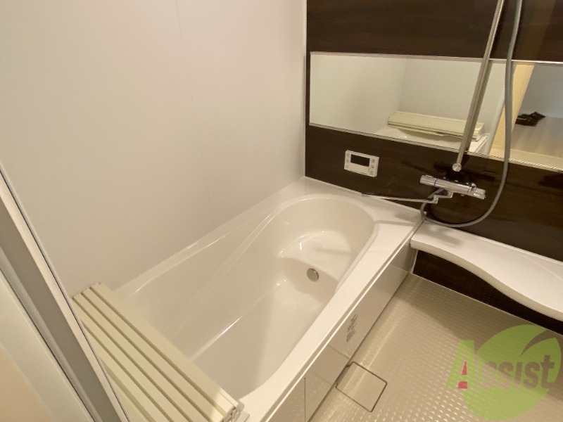 バス・シャワールーム　ゆったりと足が延ばせる広さで、疲れを癒してください。