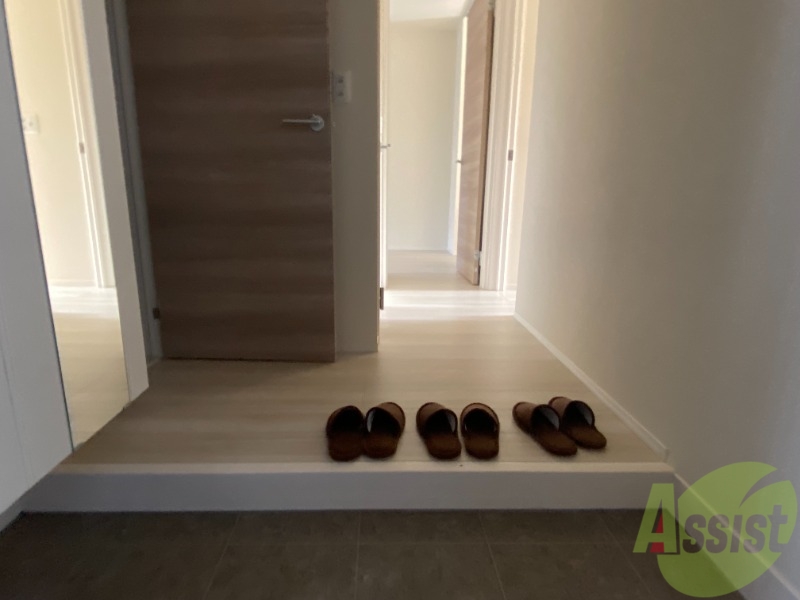 玄関　玄関は、広々として開放感があります。