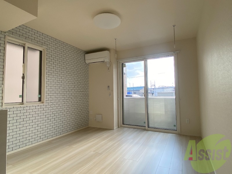 居室・リビング　１０．７帖の洋室です。窓が大きく光が差し込みます。