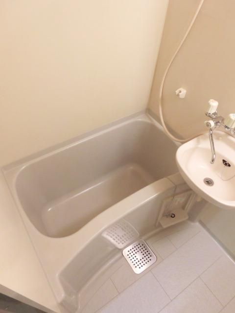 バス・シャワールーム　清潔感のあるバスルームです。