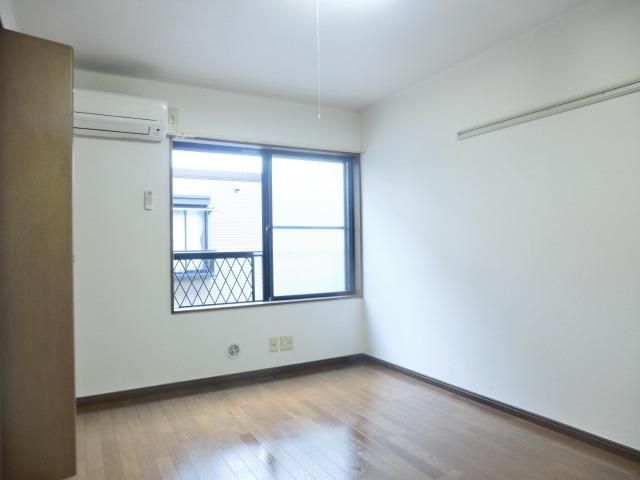 居室・リビング　フローリングの明るいお部屋です。