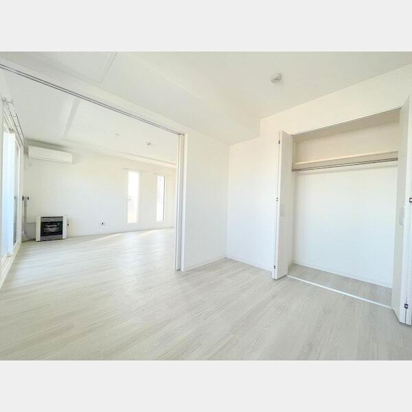 その他部屋・スペース　リビング横にある行き来しやすい洋室です♪