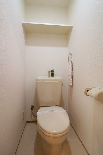 トイレ　トイレ上部に棚があるので消耗品など置くことができます。