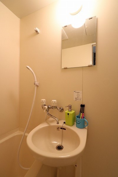 洗面設備　お風呂と一体型の洗面所です。