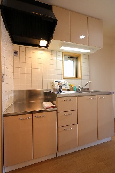 キッチン　2口ガスコンロ設置可のキッチン※2号室はキッチンに窓はありま