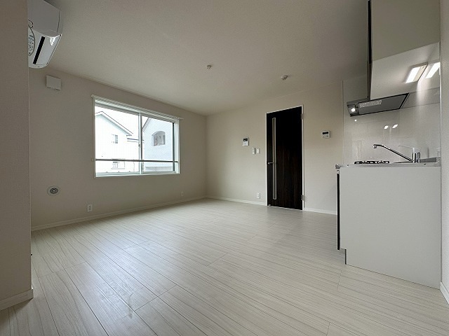 居室・リビング　白を基調とした明るいリビングです。