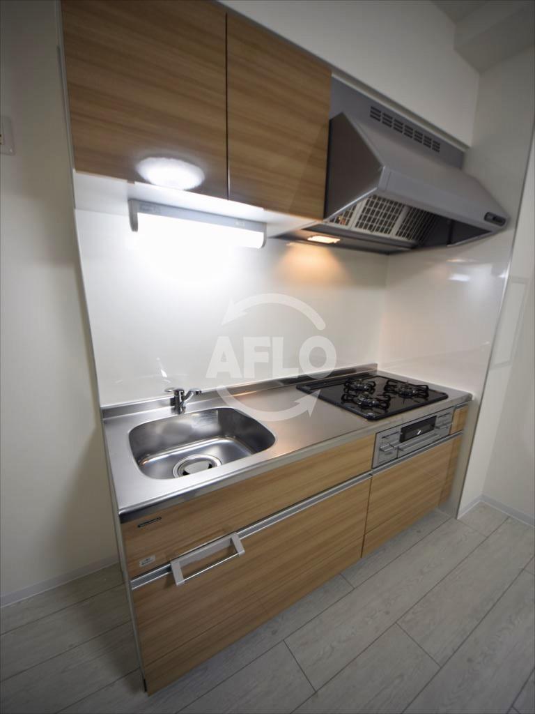 キッチン　ノーブルスクエア新町　3口ガスシステムキッチン（グリル付き）