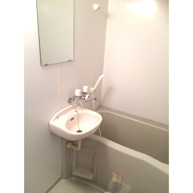 洗面設備　洗面台、鏡付きです。