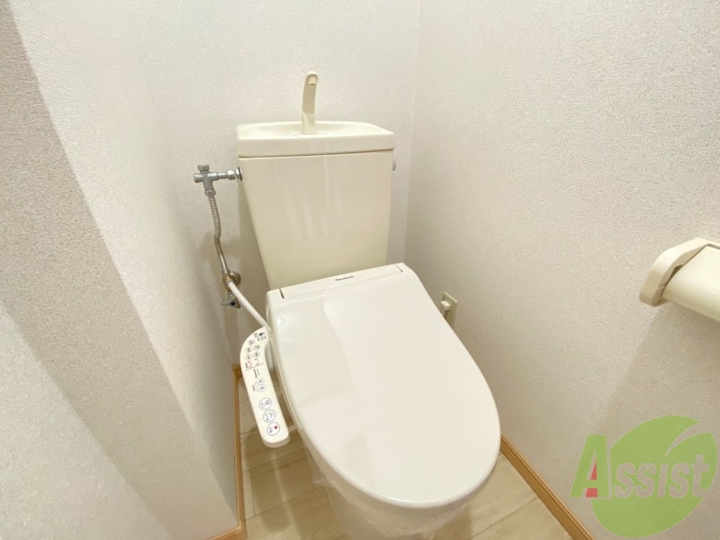 トイレ　嬉しいウォシュレット機能付きです。シャワートイレは便利ですね