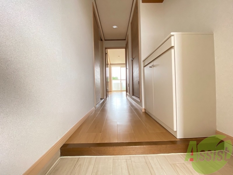 玄関　玄関から撮影しました。敷居が高くなくて安心ですね。