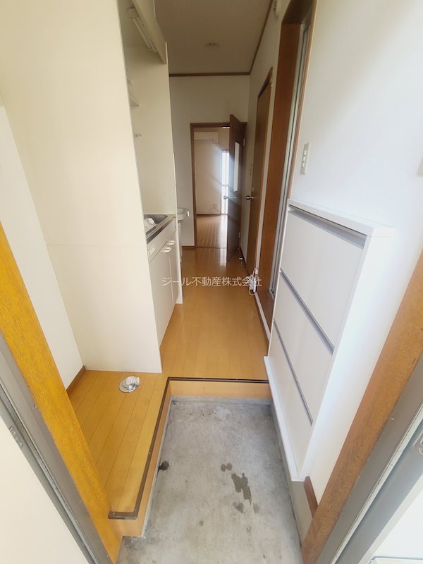 玄関　玄関。下駄箱付き。