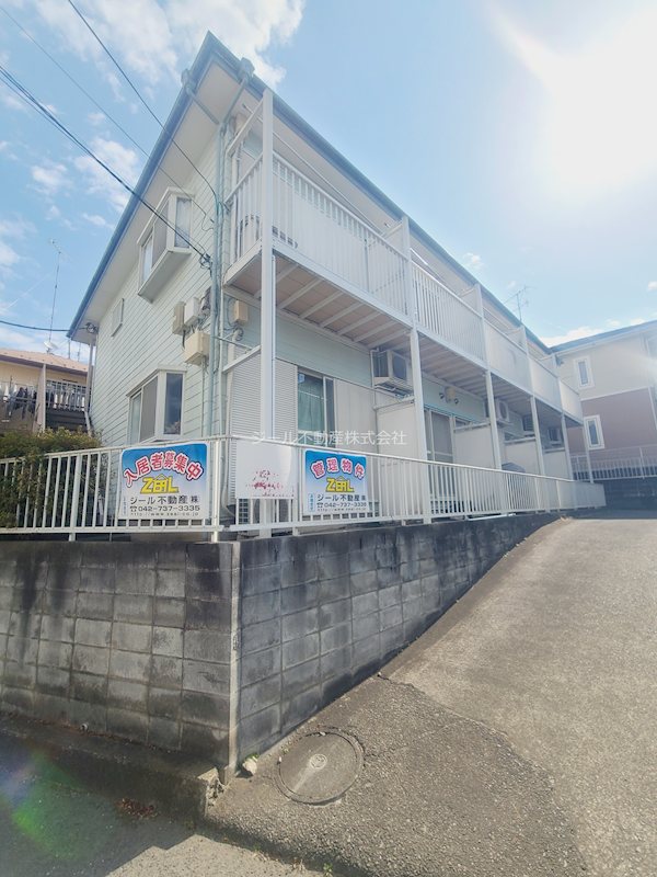 建物外観　駅から平坦な道のり。駐輪スペースあります。