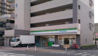 コンビニ　ファミリーマート 鶴川駅西店（コンビニ）まで838m