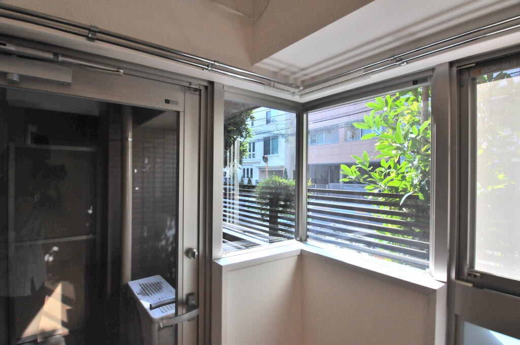 バルコニー　暖かな日差しのふりそそぐバルコニー