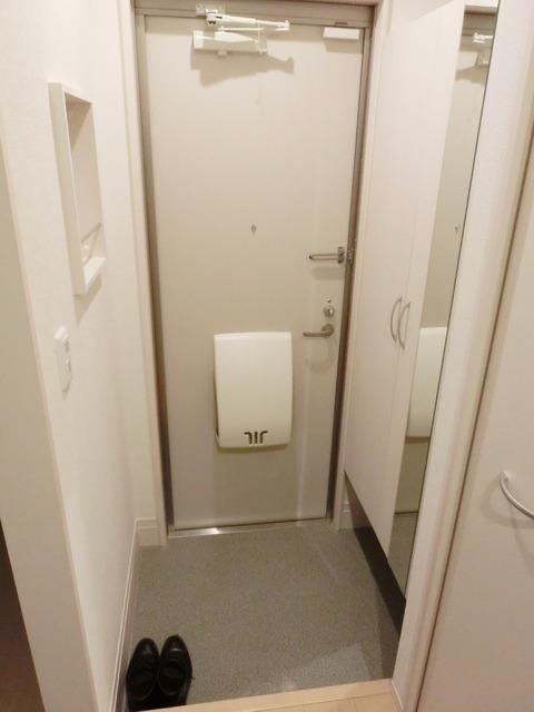 玄関　★広めの玄関・シューズボックスの戸は姿見になっています★