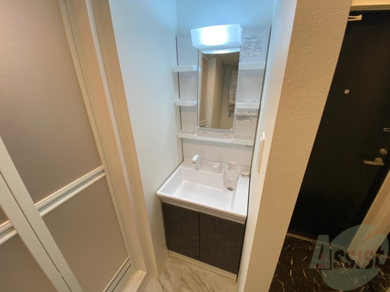 洗面設備　大きくて使いやすそうな独立洗面台になっています。