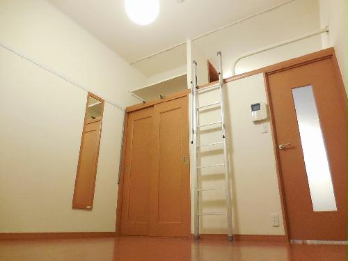 居室・リビング　1Fの床面はフローリング敷きです。