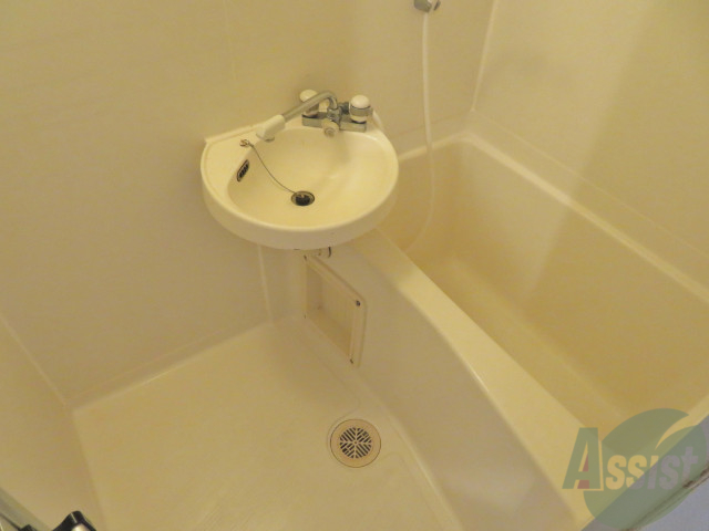 バス・シャワールーム　１人暮らしの方にはちょうどいいサイズのお風呂です