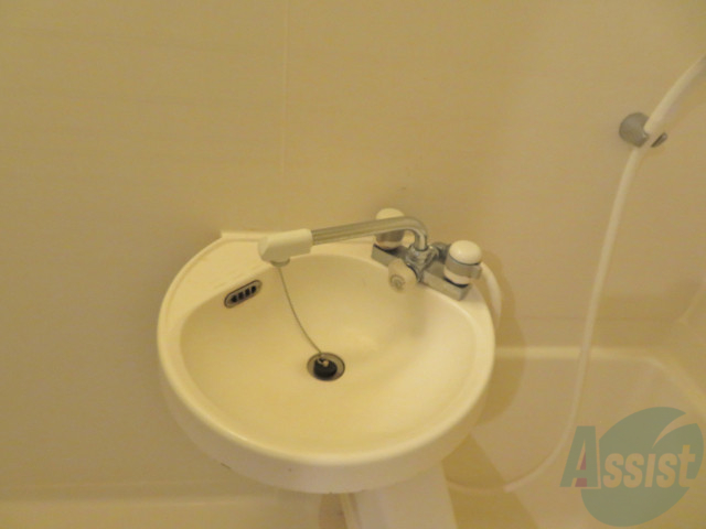 洗面設備　洗面台はお風呂と仲良しな感じです、歯磨きなどこちらで