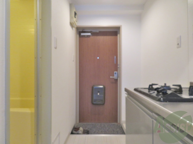 玄関　玄関を入ると正面が居室、右手にお風呂トイレです