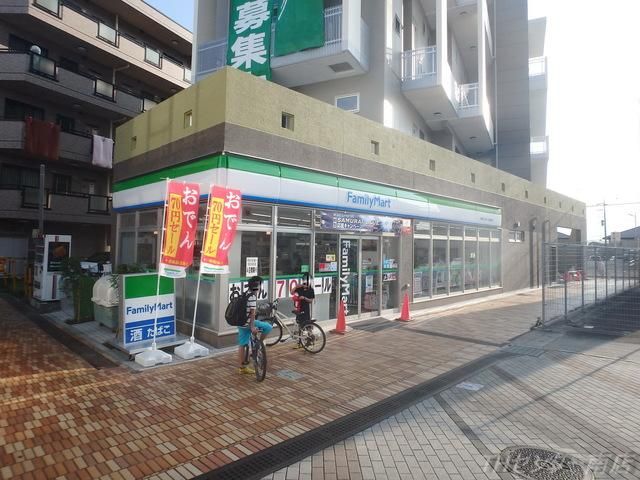 コンビニ　ファミリーマート都筑ふれあいの丘駅前店（コンビニ）まで240m