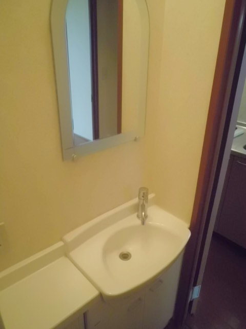 洗面設備　トイレ内のおしゃれなカウンター洗面