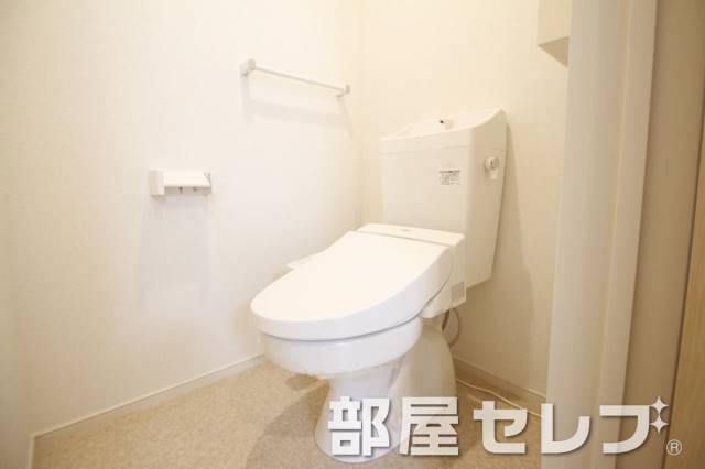 トイレ　温水洗浄便座。