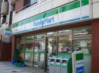 コンビニ　ファミリーマート三田桜田通り店（コンビニ）まで150m