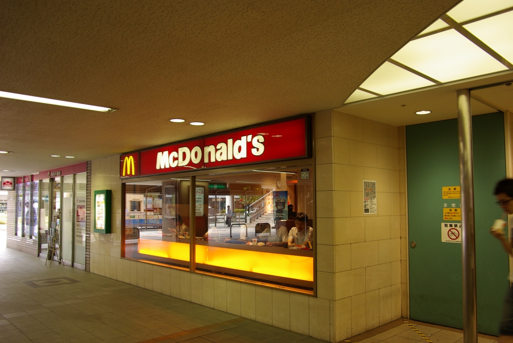 飲食店　マクドナルド 阪急川西能勢口駅店（飲食店）まで216m