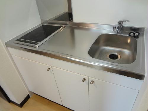 キッチン　広々としたキッチンスペース。キッチン下収納が豊富。