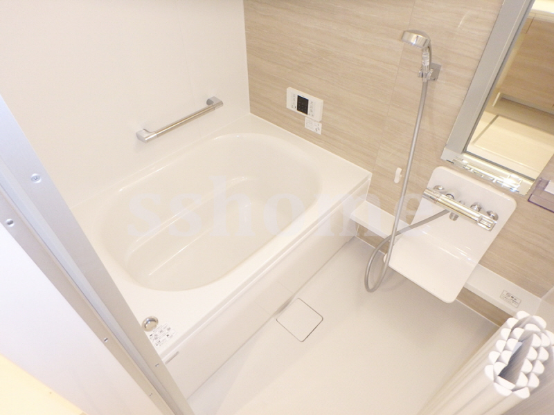 バス・シャワールーム　ゆったりな広さのバスルーム