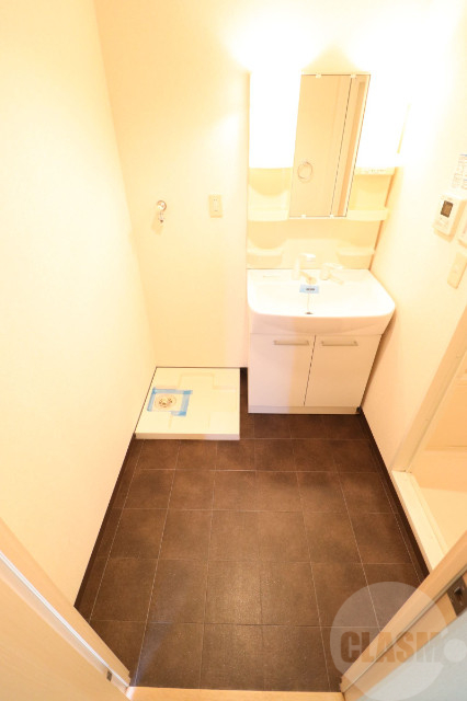 洗面設備　シャンプードレッサー付きの洗面台です