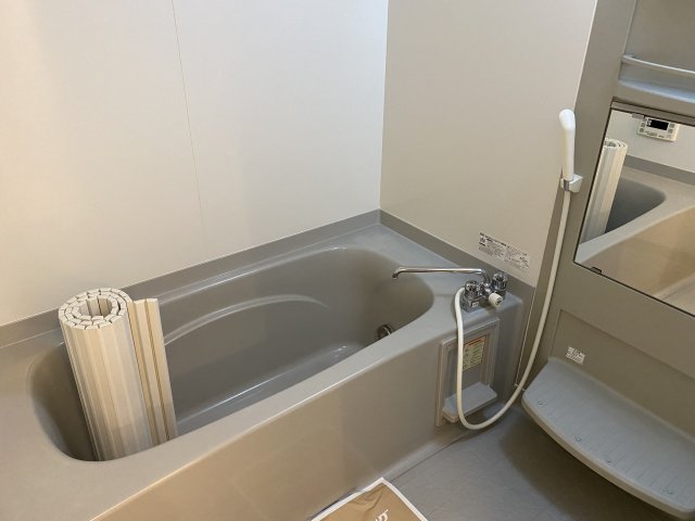 バス・シャワールーム　＊同物件反転タイプ室内写真です。