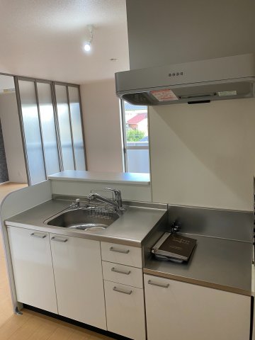 キッチン　＊同物件反転タイプ室内写真です。