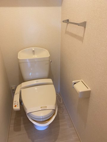 トイレ　＊同物件反転タイプ室内写真です。