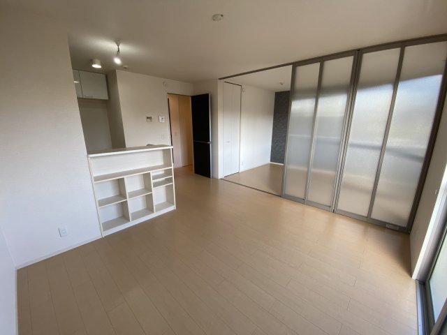 居室・リビング　＊同物件反転タイプ室内写真です。