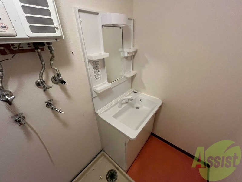 洗面設備　大きくて使いやすそうな独立洗面台になっています。