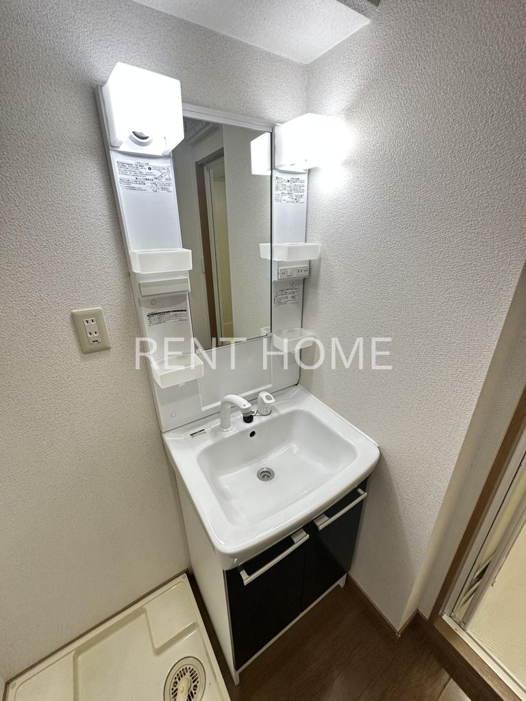 洗面設備　シャンプードレッサーの独立洗面台です。