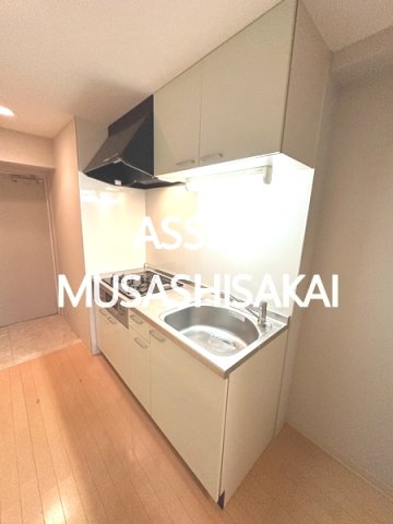 キッチン　写真：設備同仕様の別物件です