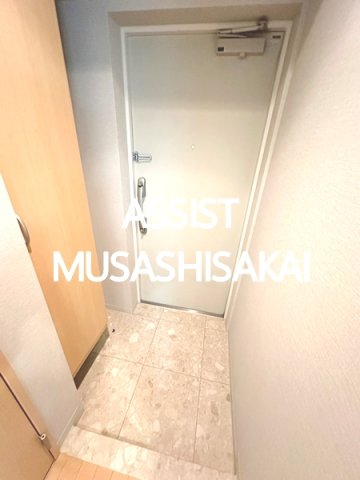 玄関　写真：設備同仕様の別物件です