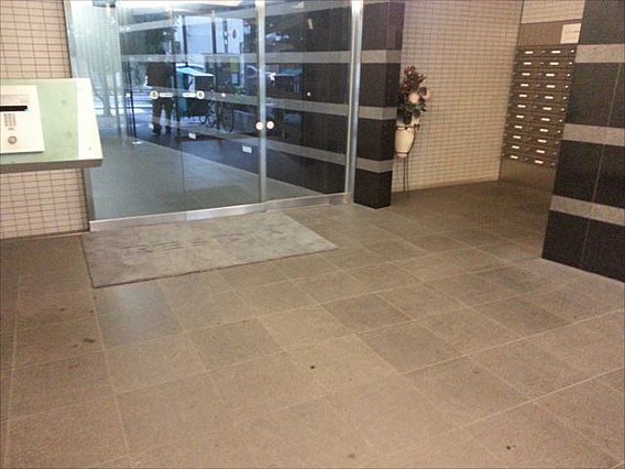 エントランス　弊社は全物件が仲介手数料半月分でご紹介可能です。