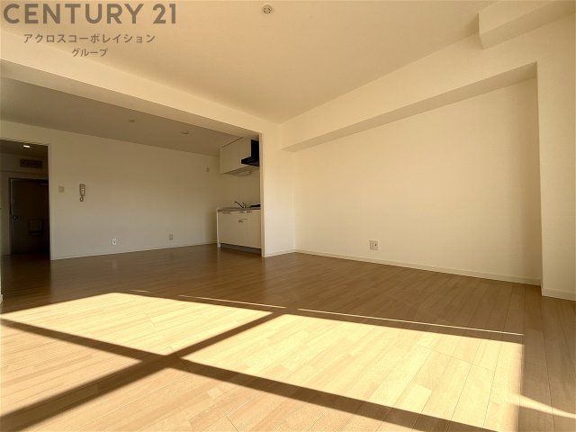 居室・リビング　床色が落ち着いた色合いで綺麗です♪